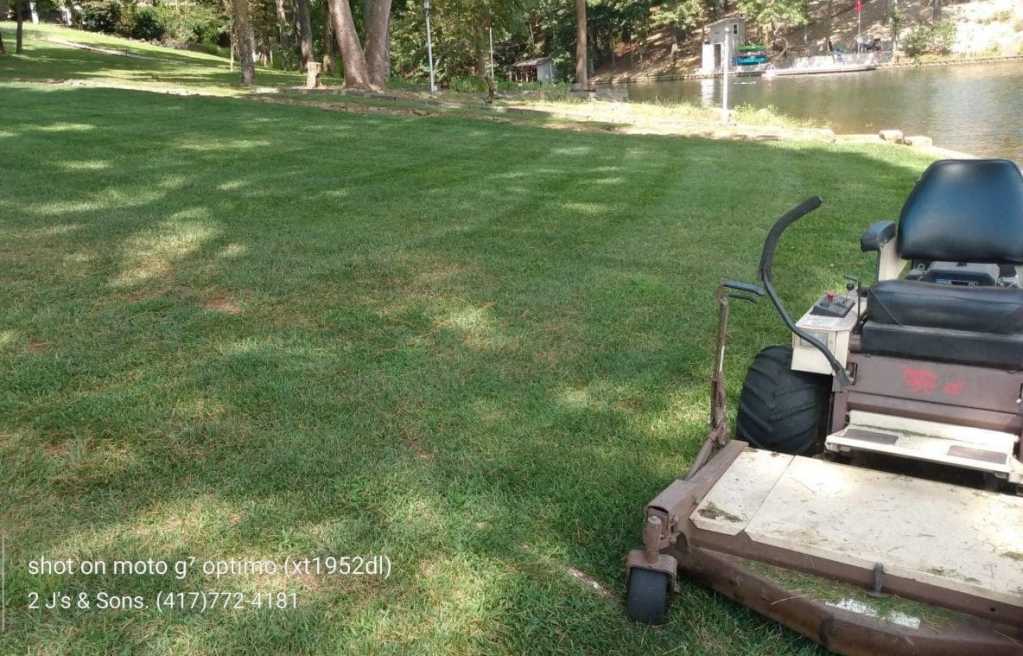 2 J's & Sons lawn landscape: Professional Mowing